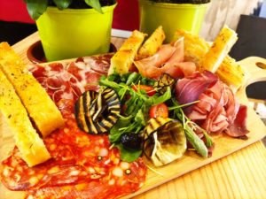 Planche de Charcuterie accompagnée de sa focaccia maison